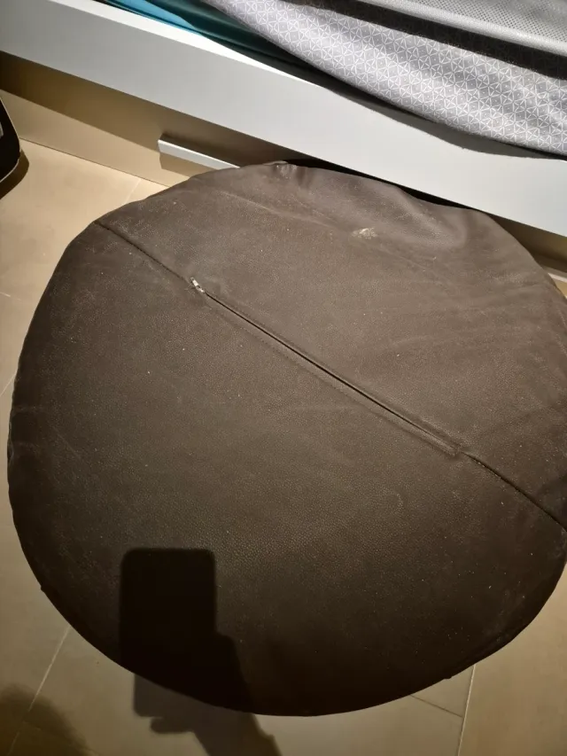 Pouf a forma di pera in pelle sintetica marrone