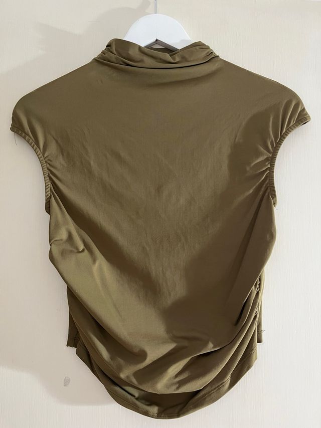 Top verde cuello alto drapeado sin mangas