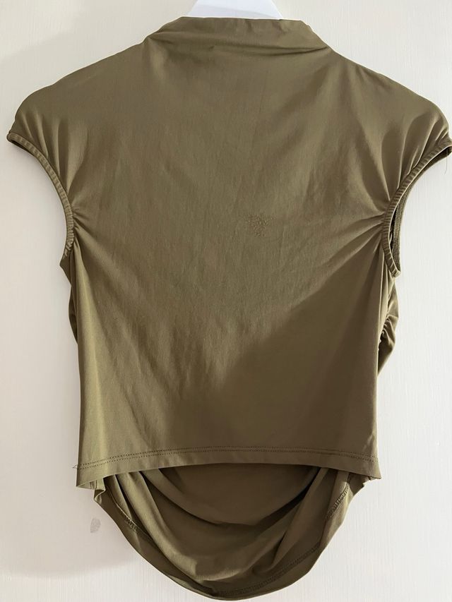 Top verde cuello alto drapeado sin mangas