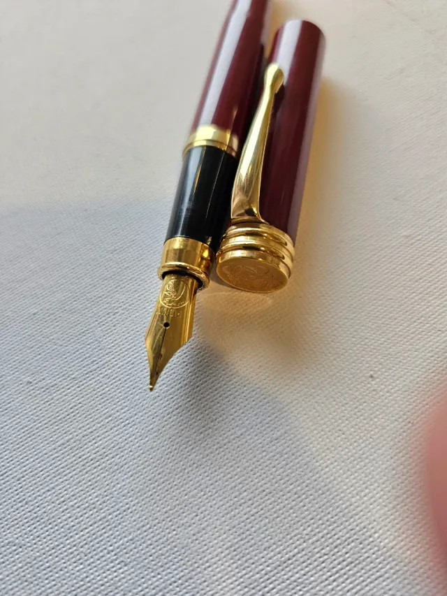 Pluma Estilográfica Loewe Borgoña y Oro