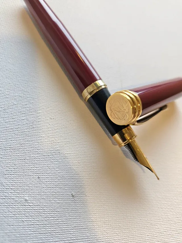 Pluma Estilográfica Loewe Borgoña y Oro