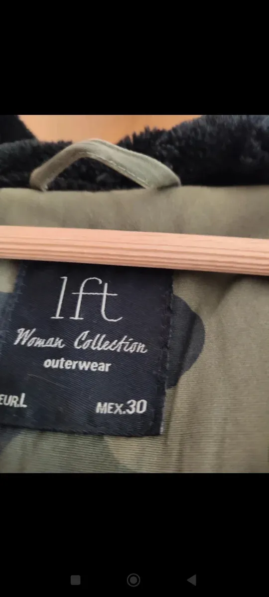 Chaqueta tonos camuflaje con capucha. Talla L