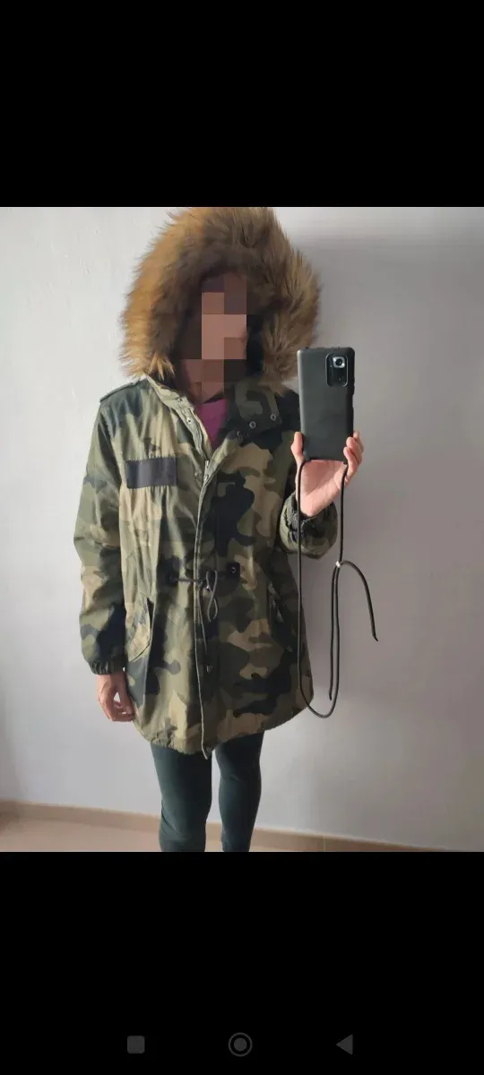 Chaqueta tonos camuflaje con capucha. Talla L