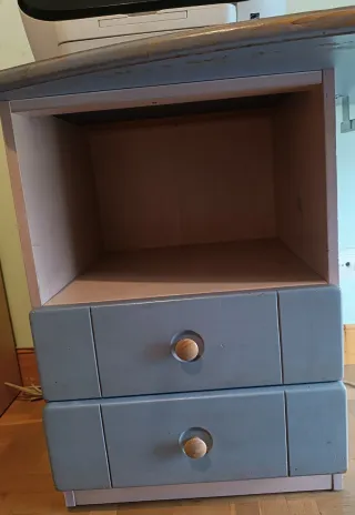 Mesa de escritorio de madera con cajonera