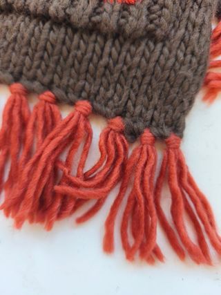 Bufanda gruesa MNG con bordado floral y flecos