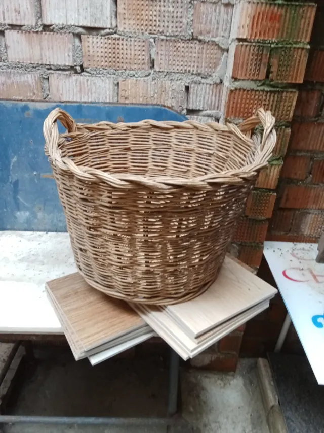 Cesta de mimbre artesanal