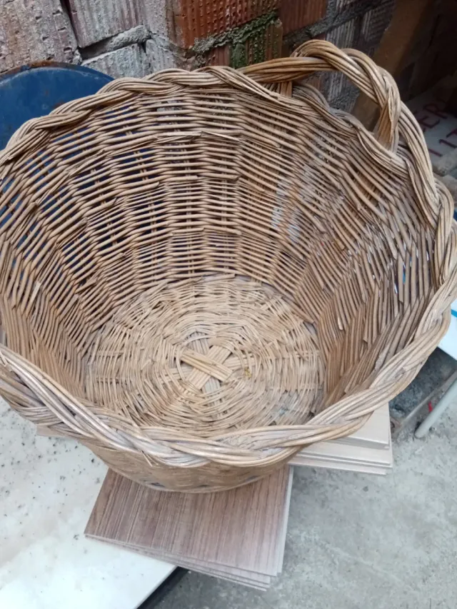 Cesta de mimbre artesanal