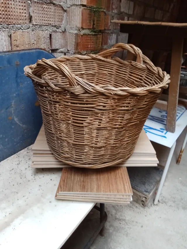 Cesta de mimbre artesanal