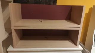 Estanterías de madera y plástico