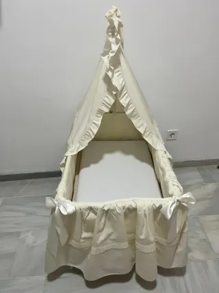 Moisés color crema con dosel