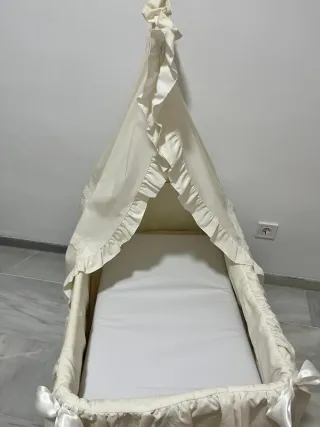 Moisés color crema con dosel