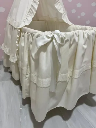 Moisés color crema con dosel