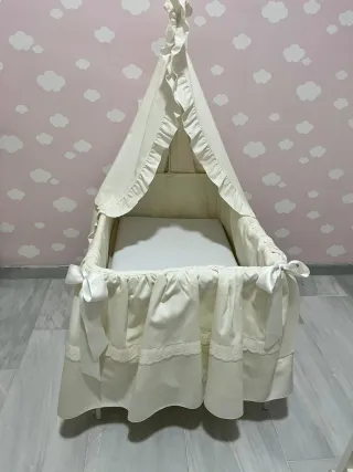 Moisés color crema con dosel