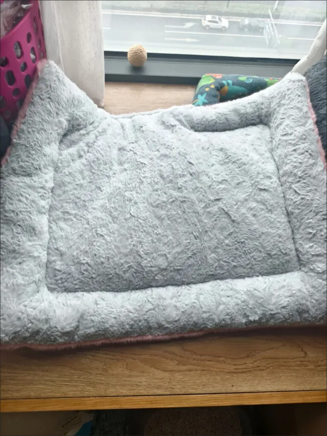 Alfombrilla para mascotas gris y blanca