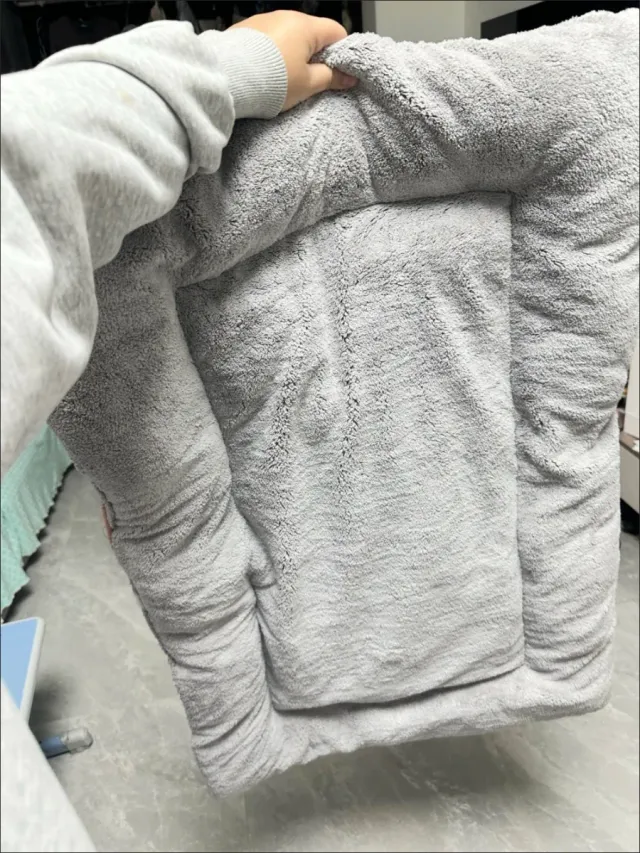 Alfombrilla para mascotas gris y blanca