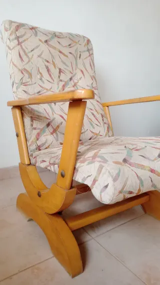 Sillón balancín tela y madera.