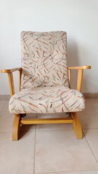 Sillón balancín tela y madera.
