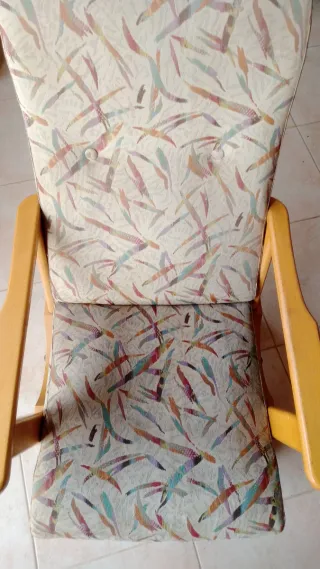 Sillón balancín tela y madera.