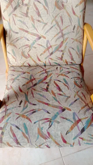 Sillón balancín tela y madera.