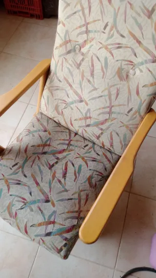 Sillón balancín tela y madera.