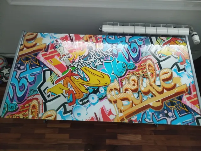 Escritorio cristal y metal diseño graffiti