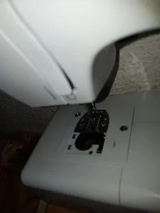 MAQUINA NO LLEVA PEDAL SOLO 1 BOTON..