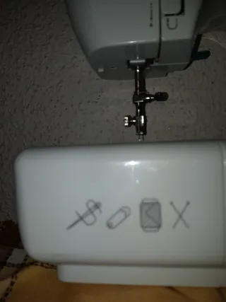 MAQUINA NO LLEVA PEDAL SOLO 1 BOTON..