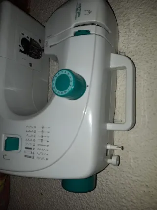 MAQUINA NO LLEVA PEDAL SOLO 1 BOTON..