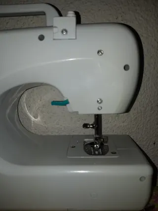 MAQUINA NO LLEVA PEDAL SOLO 1 BOTON..