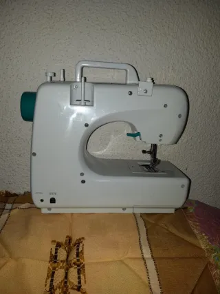 MAQUINA NO LLEVA PEDAL SOLO 1 BOTON..