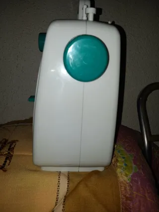 MAQUINA NO LLEVA PEDAL SOLO 1 BOTON..