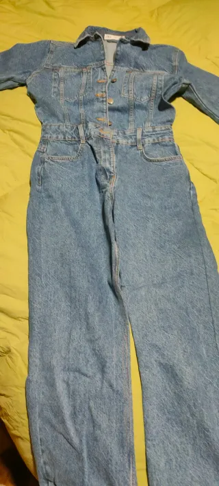 Mono vaquero azul de la tienda Zara, talla S.