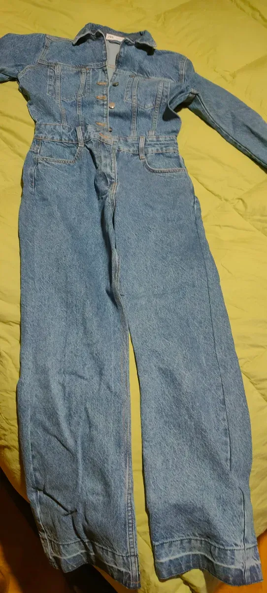 Mono vaquero azul de la tienda Zara, talla S.