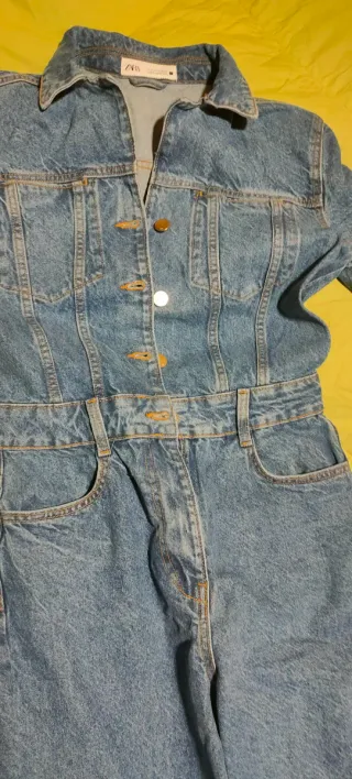 Mono vaquero azul de la tienda Zara, talla S.