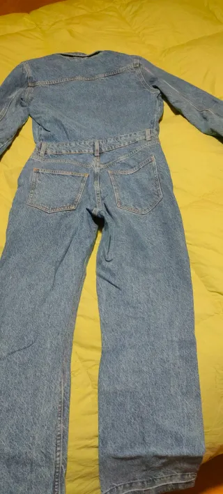 Mono vaquero azul de la tienda Zara, talla S.