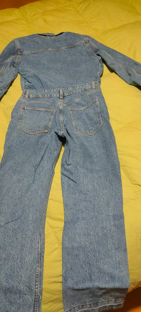 Mono vaquero azul de la tienda Zara, talla S.
