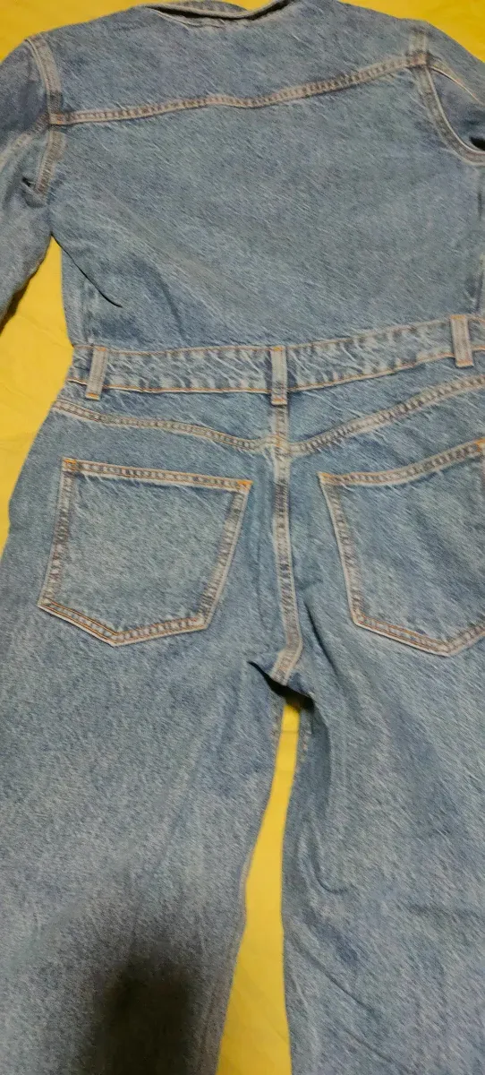 Mono vaquero azul de la tienda Zara, talla S.