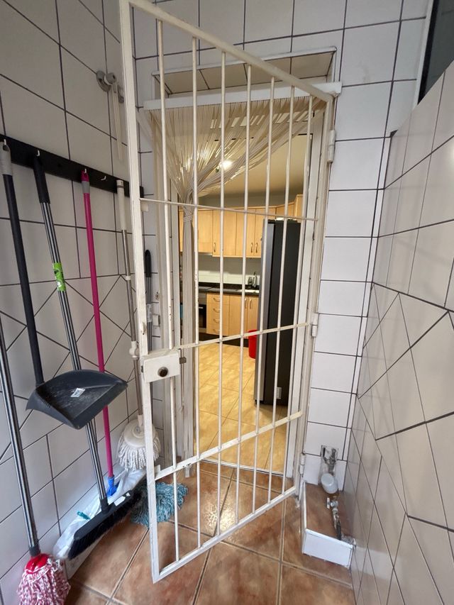 Puerta exterior de hierro