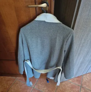 Giacca grigia con collo bianco taglia S