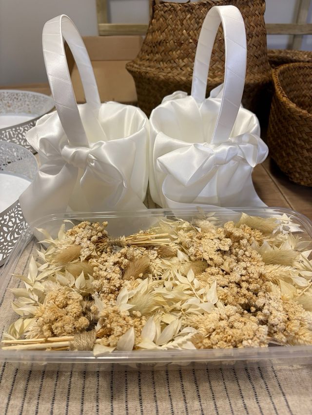 Cestas decoración y flores secas