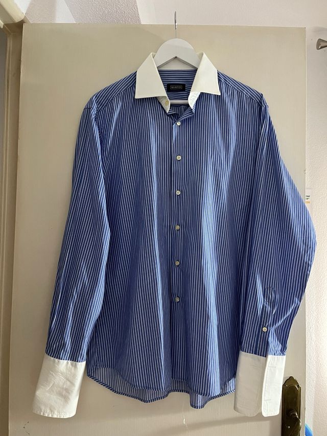 Camisa de rayas azules y blancas