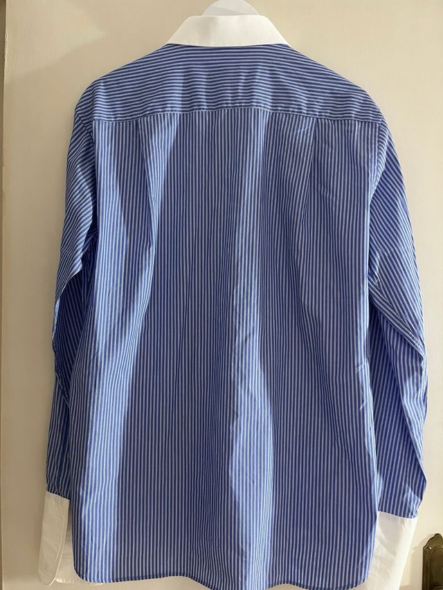 Camisa de rayas azules y blancas