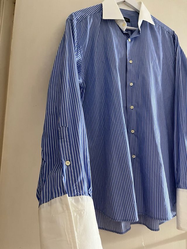 Camisa de rayas azules y blancas