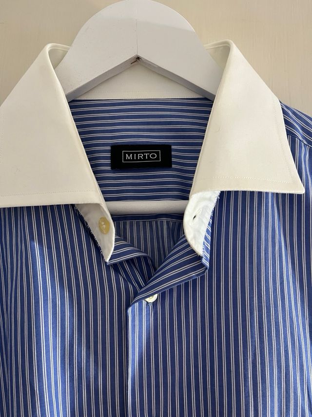 Camisa de rayas azules y blancas