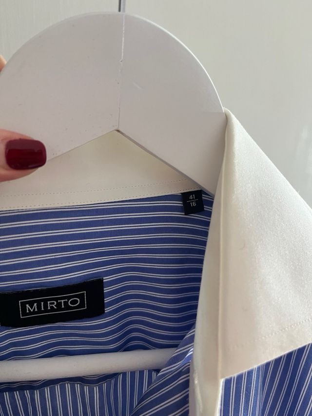 Camisa de rayas azules y blancas