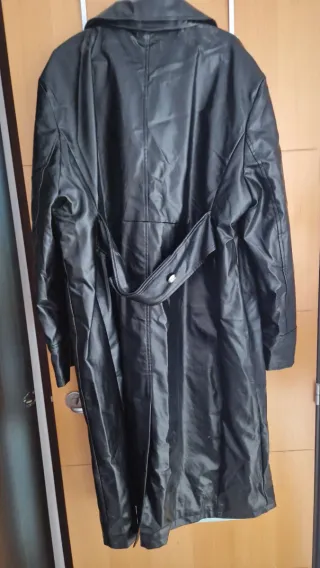 Gabardina efecto piel negra