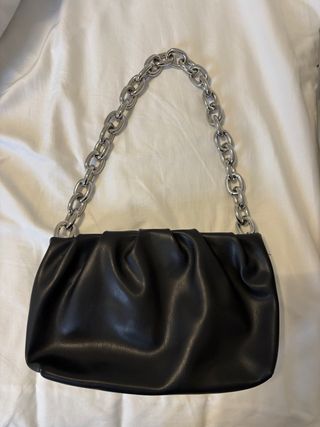 Bolso negro H&M con cadena
