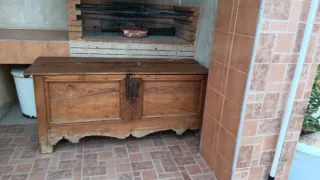 Baúl antiguo de madera y metal