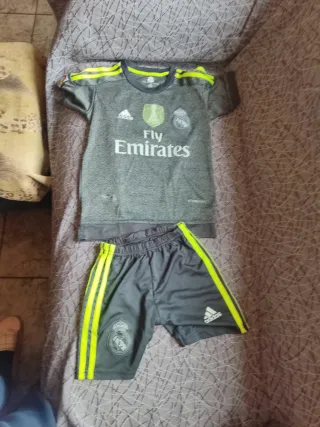 Conjunto Real Madrid niño Adidas gris verde