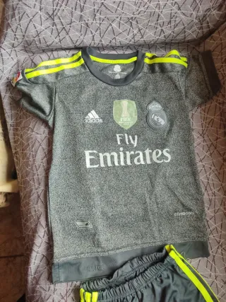 Conjunto Real Madrid niño Adidas gris verde